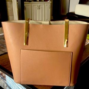 The true color is more peach.  Roomy bag. Great travel